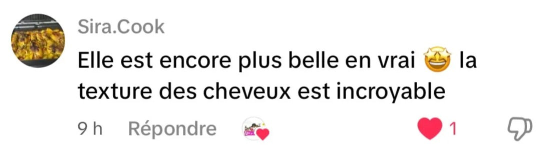 Avis client sur la tête à coiffer noire Little Happy : « Elle est encore plus belle en vrai, la texture des cheveux est incroyable »