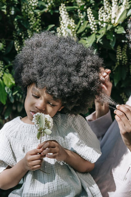 Comment aider votre enfant à aimer ses cheveux afro, frisés, crépus ou bouclés ?