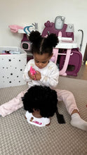 Charger l'image dans la galerie, Enfant de 5 ans qui coiffe la tête à coiffer aux cheveux afro
