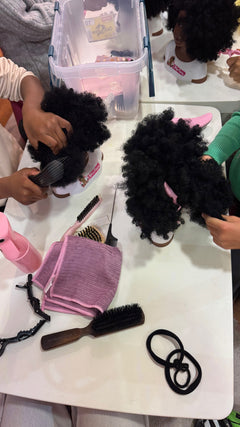 Enfant qui coiffe la tête à coiffer noire aux cheveux afro Little Happy (visuel 2)