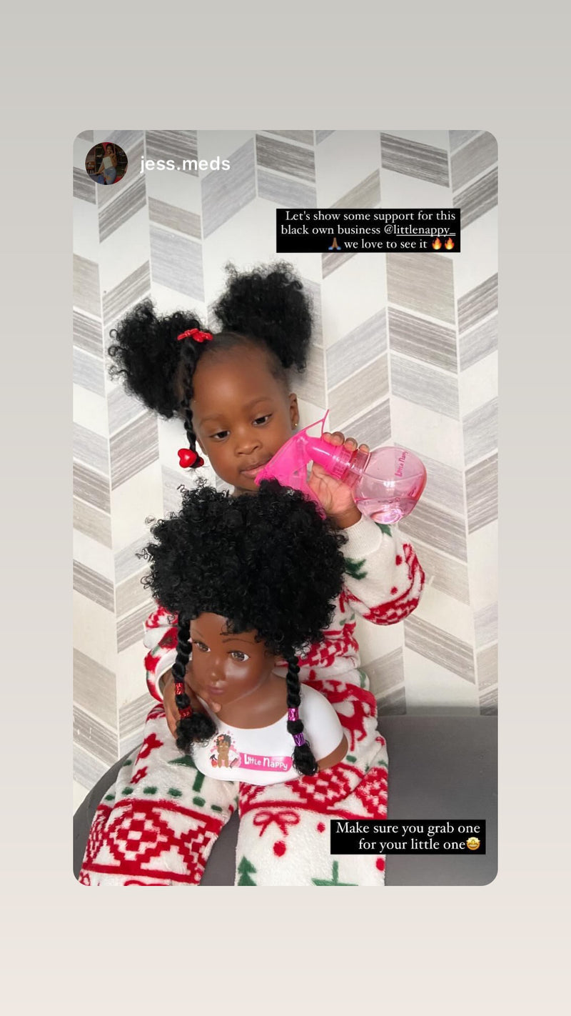 Tête à coiffer noire aux cheveux afro Little Happy — tresses, vanilles et perles, dès 5 ans