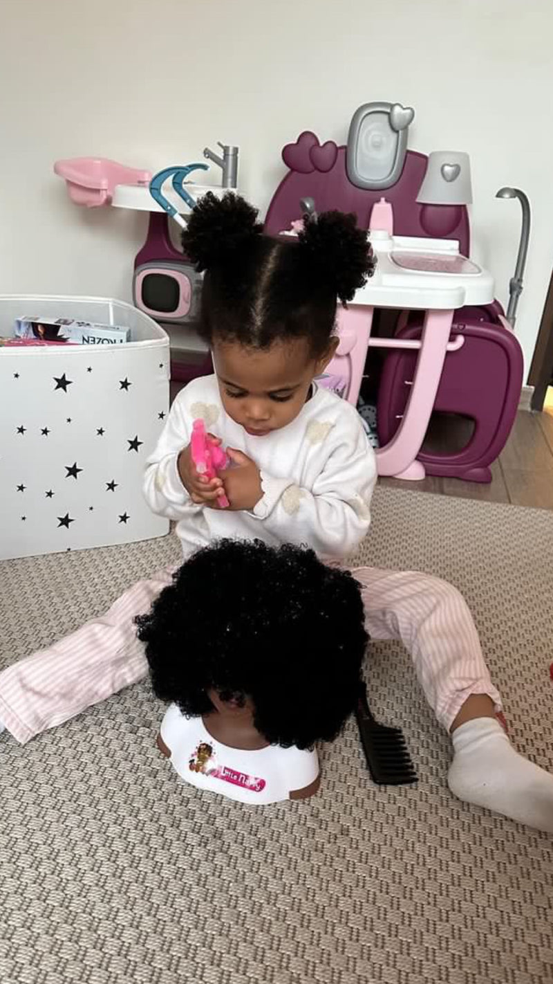Tête à coiffer noire aux cheveux afro Little Happy — tresses, vanilles et perles, dès 5 ans