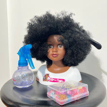 Charger l'image dans la galerie, Tête à coiffer noire avec son vaporisateur et sa boîte de perles

