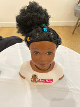Charger l'image dans la galerie, Tête à coiffer noire coiffée en chignon afro haut avec pinces
