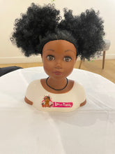 Charger l'image dans la galerie, Tête à coiffer noire Little Happy : cheveux afro crépus non coiffés, avant coiffure

