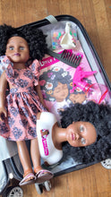 Charger l'image dans la galerie, Tête à coiffer noire et poupée noire Little Happy dans une valise d'enfant
