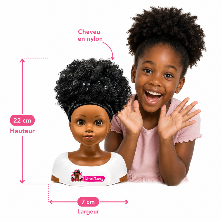 Dimensions de la tête à coiffer noire Little Happy : 22 cm de hauteur, 7 cm de largeur, cheveux en nylon — comparée à une petite fille
