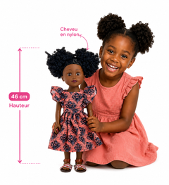 Poupée afro de 46 cm à côté d'une petite fille : comparaison de taille