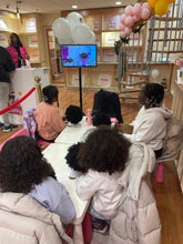 Charger l'image dans la galerie, Atelier coiffure afro Little Happy : des enfants coiffent les têtes à coiffer

