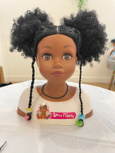 Charger l'image dans la galerie, Tête à coiffer aux cheveux afro avec deux couettes et des nattes perlées
