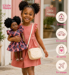 Petite fille noire qui emporte sa poupée Little Happy partout : à l'école, en voiture, en sortie et en voyage