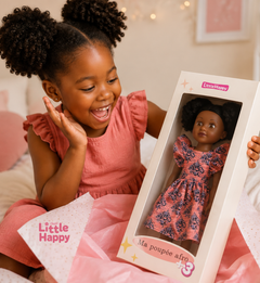 Petite fille qui découvre la poupée noire Little Happy dans sa boîte cadeau Ma poupée afro